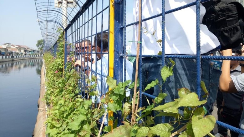 Tinjau Wisma Atlet, Sandiaga Soroti Kebersihan di Kali Item Tinjau Wisma Atlet, Sandiaga Soroti Kebersihan di Kali Item