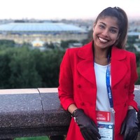 Setelah sempat beberapa saat syok, Julieth tetap fokus dan terus berbicara ke kamera. Sementara itu, pria yang melakukan pelecehan menghilang kembali ke kerumunan. Foto: Instagram @juliethgonzaleztheran