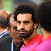Ini dia Mohamed Salah, pemain bola Mesir yang banyak dibicarakan setahun belakangan ini  lewat aksinya bersama tim Liverpool. Salah yang seorang muslim berhasil mencetak gol dalam pertandingan perdananya di Piala Duni 2018 saat Mesir melawan Rusia. Meski demikian golnya tidak bisa menyelamatkan Mesir dari kekalahan. (Foto: Getty Images)