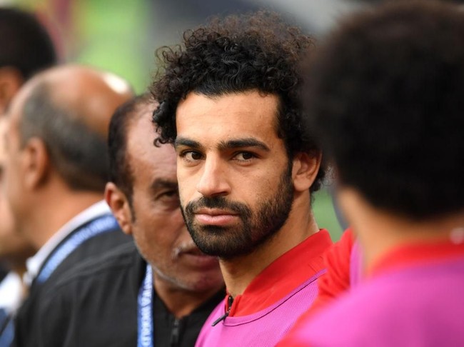 Ini dia Mohamed Salah, pemain bola Mesir yang banyak dibicarakan setahun belakangan ini  lewat aksinya bersama tim Liverpool. Salah yang seorang muslim berhasil mencetak gol dalam pertandingan perdananya di Piala Duni 2018 saat Mesir melawan Rusia. Meski demikian golnya tidak bisa menyelamatkan Mesir dari kekalahan. (Foto: Getty Images)