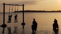 Tak hanya Gili Trawangan yang memiliki ayunan di pantai dan penyewaan kuda. Di Gili Air yang dikunjungi Rio Dewanto pun ada (riodewanto/Instagram)