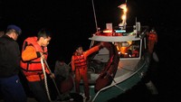 Proses evakuasi korban penumpang KM Sinar Bangun ini dilakukan hingga malam hari. Antara Foto/Lazuardy Fahmi.