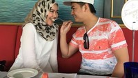 Pernikahan kedua bagi Tommy Kurniawan ini terlihat hangat dan sering diisi kegiatan manis berdua. Termasuk saat kulineran. Lihat saja nih ketika Tommy menyuapkan buah untuk istrinya. Foto: instagram @tommykurniawann