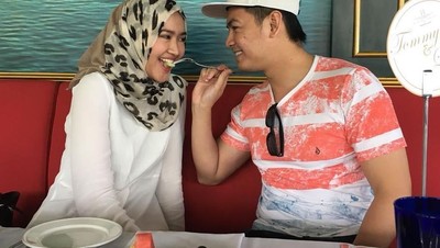 Momen Seru Tommy Kurniawan Menikmati Makanan Bersama Teman-temannya