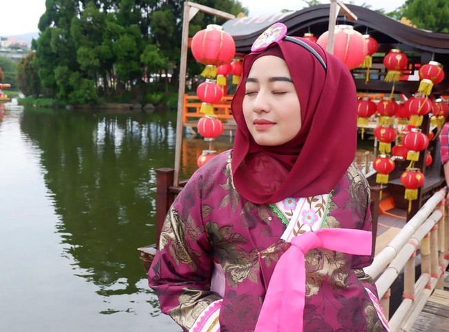 Sebelum memulai bisnis skin care, ia pernah membuat bisnis restoran. Sayangnya bisnis tersebut harus gulung tikar karena minimnya pengalaman. Maula pun pernah bekerja di perusahaan provider hingga bekerja sampingan sebagai SPG susu bayi. Foto: Instagram/MaulaHr