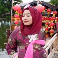 Sebelum memulai bisnis skin care, ia pernah membuat bisnis restoran. Sayangnya bisnis tersebut harus gulung tikar karena minimnya pengalaman. Maula pun pernah bekerja di perusahaan provider hingga bekerja sampingan sebagai SPG susu bayi. Foto: Instagram/MaulaHr