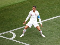 Usai mencetak gol, Ronaldo langsung melakukan selebrasinya yang khas. REUTERS/Christian Hartmann.