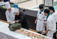 Wow! Ini Dia <i>Sushi Roll</i> Terbesar di Dunia Dibuat di Atas Kapal Pesiar