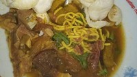 Tahu campur surabaya punya keunikan, karena tidak dibumbui kacang seperti daerah lain, tetapi diberi daging bekuah gurih dilengkapi dengan perkedel singkong. Berikut ini cara membuatnya yang mudah diikuti. Foto: dok.detikfood