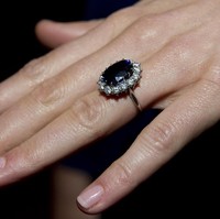Cincin pertunangan keluarga kerajaan biasanya dibuat khusus oleh desainer. Namun, Diana yang kala itu berusia 19 tahun memilih cincin ikoniknya dari katalog di toko perhiasan Garrard. Kini Kate Middleton yang mengenakan cincin batu safir biru tersebut. Foto: Getty Images.