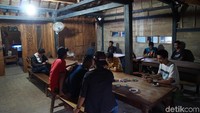Setelah nen‎eknya itu meninggal, kopi santen diurus turun temurun. Suasana di dalam Warung Kopi Santen Mbah Sakijah (Masaul/detikTravel)