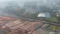 (Sistem one way) akan dilakukan (dari Palimanan) hanya sampai di Cikarut (Cikarang Utama). Nanti selebihnya (dari Cikarang Utama hingga Jakarta) contraflow satu lajur. Yang lajur yang lain digunakan yang Jakarta keluar. One way full 100 persen murni sampai Cikarut, dari Cikarut ke Jakarta kami lakukan contraflow, bagi arus, yang dari Jakarta masih boleh lewat, lewat Cikarang Barat, sebut Royke. Foto: Dwi Andayani/detikcom