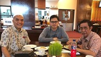 Pesinetron ini juga rupanya akrab dengan beberapa anggota DPR. Ia terlihat tengah makan bersama dua anggota DPR RI. Foto: instagram @tommykurniawann