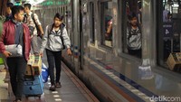 Suasana arus balik di Stasiun Senen, Jakarta, Rabu (20/6/2018).