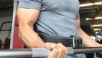 Kebanyakan hanya fokus utk membentuk upper body tidak memperdulikan lowerbody, yg hasilnya nanti tidak akan seimbang dan bentuk tubuh tdk menjadi aesthetic, squat - deadlift - bench press - shoulder press adalah latihan utama utk membentuk kekuatan pada tubuh kita, jgn pernah tinggalkan latihan kaki, semangat, tulis Afdhal.