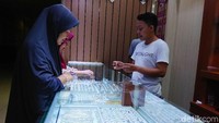 Beberapa warga menjual emas di kawasan Menteng, Jakarta, Rabu (20/6/2018).
