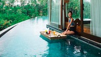 Kekinian! Menikmati floating breakfast juga jadi pilihan Gani saat liburan di Ubud. Duh, pasti seru ya! Foto: Instagram ganegani