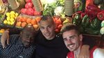 Striker Prancis, Antoine Griezmann Sering Makan Bareng Teman dan Keluarga
