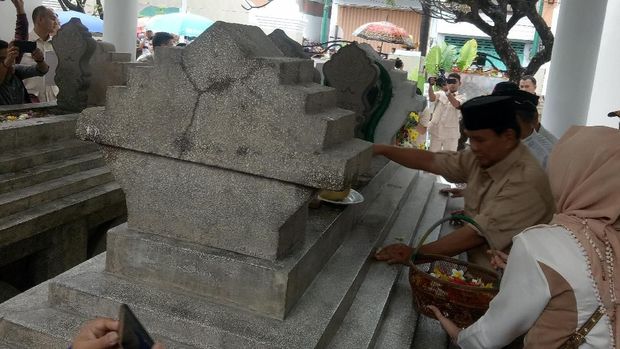 Di Sela Kampanye, Prabowo Ziarah ke Makam Pangeran Diponegoro