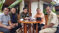 Singgah di Temanggung, Tommy terlihat santai menikmati secangkir kopi. Ngopi dan diskusi pagi bersama, tulis Tommy dalam captions foto. Foto: instagram @tommykurniawann