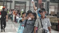 Hingga hari ini terpantau Stasiun Tanjung Priok, Jakarta Utara ramai dipenuhi pemudik yang akan kembali setelah menikmati liburan di Jakarta.