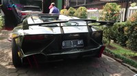 Di halaman depan rumah terparkir mobil mewah. Dok. Rans Entertainment.