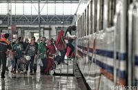 Pemudik di Stasiun Tanjung Priok. 