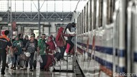 Sejumlah pemudik memasuki gerbong kereta.