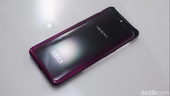 Mereka menyembunyikan kamera depan dan belakang di dalam bodi yang akan muncul ke bagian atas ketika akan digunakan. Waktu kemunculan pun cukup cepat, hanya 0,5 detik. Foto: Adi Fida Rahman/detikinet