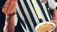 Lagi-lagi makan udon. Shinji dengan seragam bolanya terlihat sedang menyantap udon hangat. Foto: Instagram @sk23.10