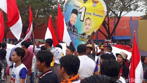 Unik, Cabup-Cawabup Bojonegoro ini Ajak Pendukungnya Nonton Bola