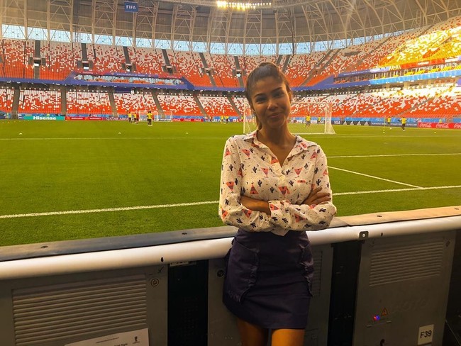Reporter Julieth Gonzalez Theran mengalami pelecehan seksual saat siaran langsung dari Piala Dunia 2018 di Rusia. Saat itu ia tengah melaporkan suasana di kota Saransk menjelang dimulainya Piala Dunia 2018. Foto: Instagram @juliethgonzaleztheran