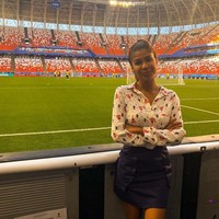 Reporter Julieth Gonzalez Theran mengalami pelecehan seksual saat siaran langsung dari Piala Dunia 2018 di Rusia. Saat itu ia tengah melaporkan suasana di kota Saransk menjelang dimulainya Piala Dunia 2018. Foto: Instagram @juliethgonzaleztheran