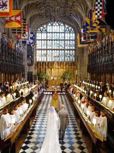 Pangeran Charles saat mengantar Meghan Markle menuju altar.