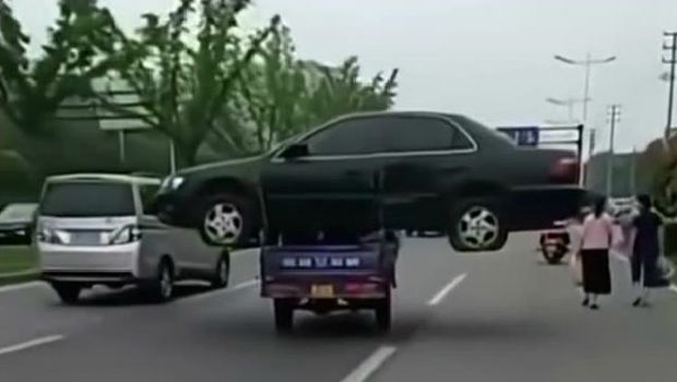 Ban mobil terlihat rata