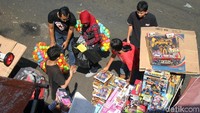 Mainan yang paling banyak dibeli saat ini adalah mobil remote control hingga robot-robotan.