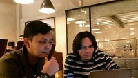 Ini ekspresi wajah Jefri yang serius ketika menatap layar laptop, sambil berkumpul dengan temannya di sebuah kafe. Foto: Istimewa - Instagram @jefrinichol