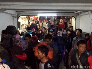Video: Gelombang Pemudik Tiba di Stasiun Pasar Senen