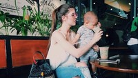 Lucu ya. Mamah muda dan si kecil yang sedang ngopi bareng.  Foto: Instagram @mikailapatritz