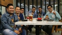 Bersama teman-temannya, Tommy juga suka nongkrong sambil makan. Kali ini mereka kongkow di kafe. Foto: instagram @tommykurniawann