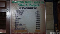 Kopi Santen Mbah Sakijah bisa di bilang terjangkau, harganya hanya Rp 4 ribu rupiah per gelas. Ada pula minuman yang lain di warung dengan jam buka dari 06.00-21.00 WIB dan tutup di waktu Salat Maghrib ini (Masaul/detikTravel)