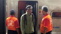 Pemudik keluar dari kereta yang mengantar mereka.