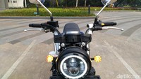 Penggantian wajib dilakukan pada headlamp, karena headlamp asli modelnya terlalu modern dan sport. Diganti dengan Daymaker 7 inci dengan cincin halo yang fungsinya seperti Day Running Light (DRL) pada mobil keluaran terkini.Foto: Handoko N Soetrisno