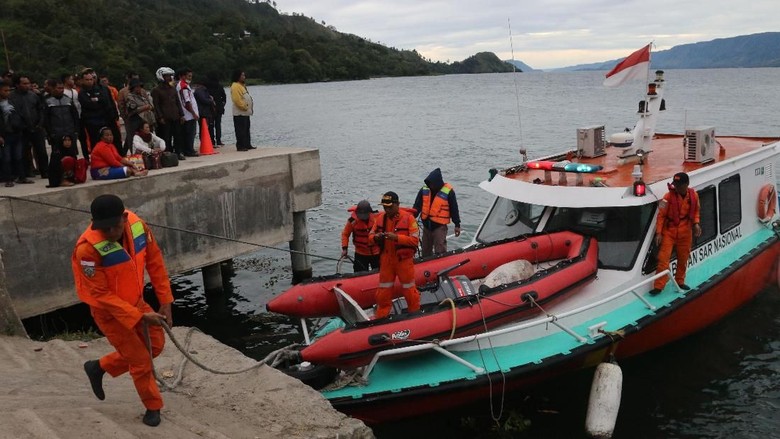 Penumpang KM Sinar Bangun di Danau Toba Diduga Terjebak di Kapal Penumpang KM Sinar Bangun di Danau Toba Diduga Terjebak di Kapal