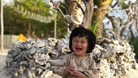 Keluarga kecil Rio Dewanto terlihat bahagia dengan liburan ini. Hal itu terlihat dari raut si kecil Salma yang bahagia bermain dengan pasir di Gili Meno ini (riodewanto/Instagram)