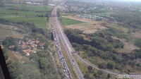 Kepadatan kendaraan ini lantaran terjadi antrean menuju pintu masuk rest area. Selepas rest area, arus lalulintas ramai lancar.