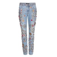 Jeans keluaran Dolce & Gabbana ini merupakan koleksi Spring/Summer 2015. Terinspirasi budaya Spanyol dan dipercantik stud, kristal, ornamen mawar metalik serta hiasan lainnya. Dilansir Preview, jeans berwarna biru belel ini dibanderol dengan harga Rp 90 jutaan. Foto: Dok. Preview
