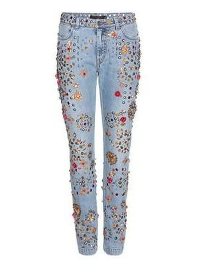 Jeans keluaran Dolce & Gabbana ini merupakan koleksi Spring/Summer 2015. Terinspirasi budaya Spanyol dan dipercantik stud, kristal, ornamen mawar metalik serta hiasan lainnya. Dilansir Preview, jeans berwarna biru belel ini dibanderol dengan harga Rp 90 jutaan. Foto: Dok. Preview