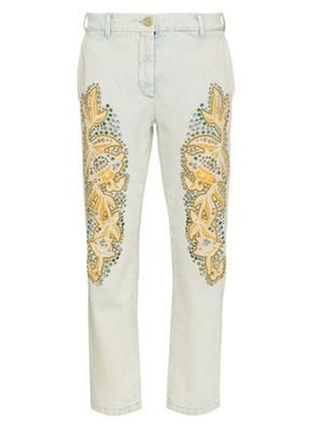 Desainer Gucci Alessandro Michele menciptakan jeans putih ini dengan hiasan metal, kuningan dan kristal. Sepasang jeans dengan ornamentasi berkarya seni tinggi, yang dihargai Rp 34 jutaan. Foto: Dok. Preview