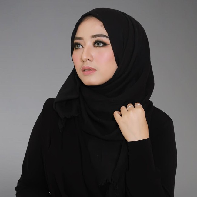 Maula pun berjibaku untuk bisa membantu orang tuanya membiayai adik-adiknya. Berkat restu orang tuanya pula ia bisa berada di titik ini. Foto: Instagram/MaulaHr